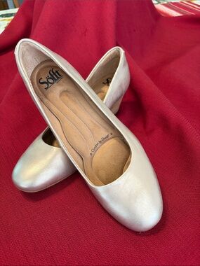 Sofft Linton Pump Women’s Sz 6  
Gold Metallic leather 2” block heel
